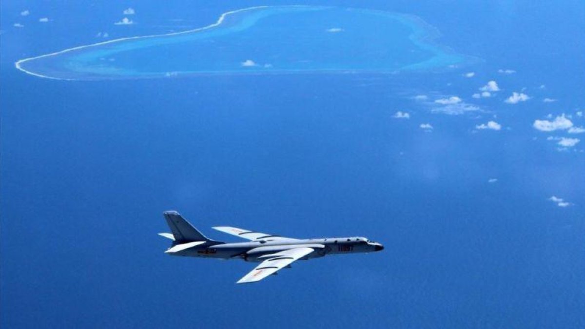 Un avión chino patrulla por islas y arrecifes del mar del Sur de China, en una foto sin fechar.-AP / XINHUA / LIU RUI