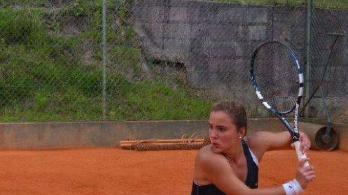 Ana Román se prepara para golpear de revés.-