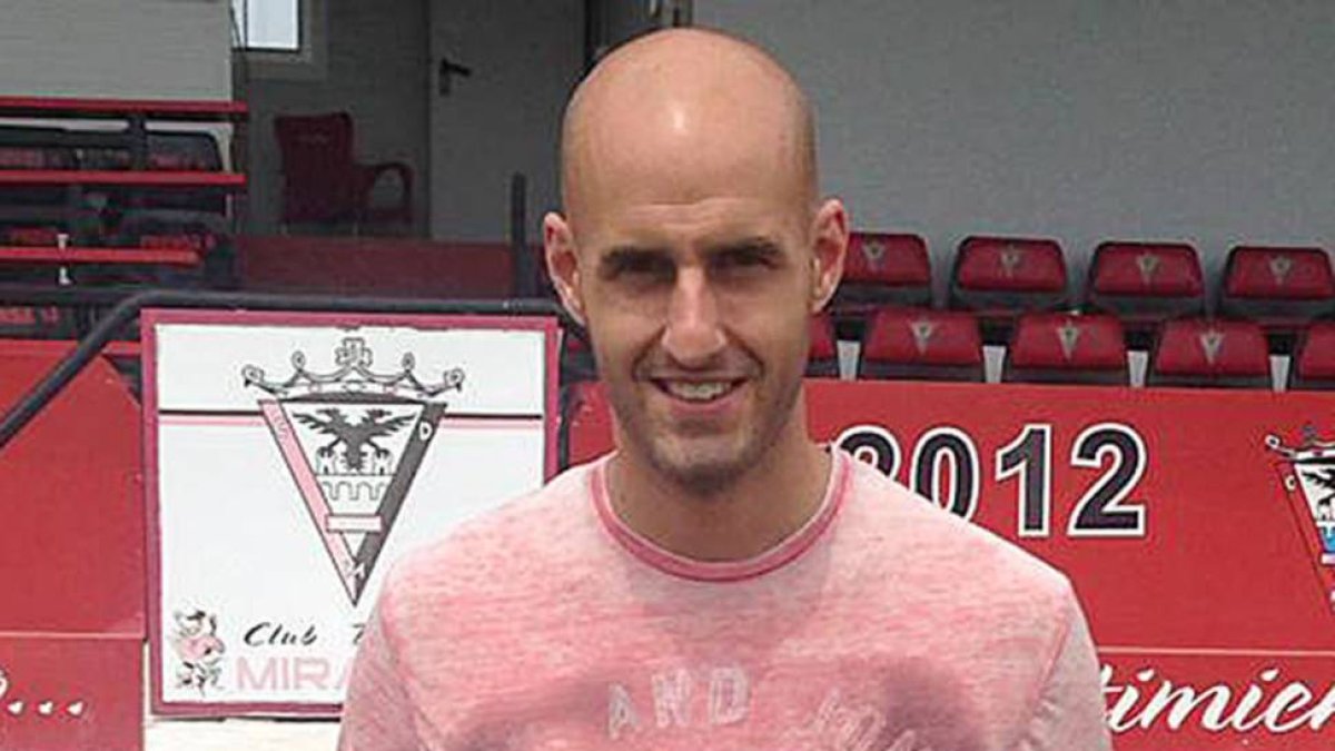 Ion Vélez posa sobre el césped de Anduva con la camiseta rojilla.-