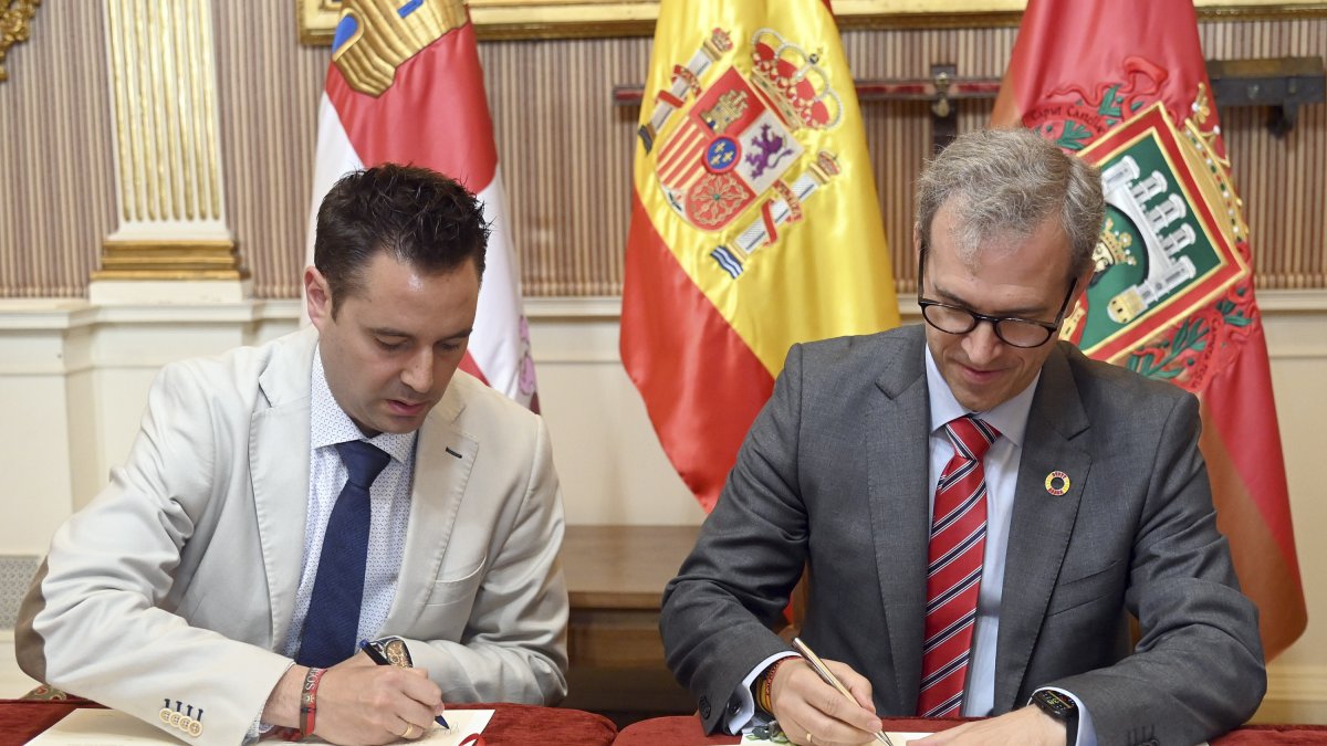 Daniel de la Rosa y Mariano Veganzones firman el acta de entrega y recepción de la parcela para el Ecyl. ICAL