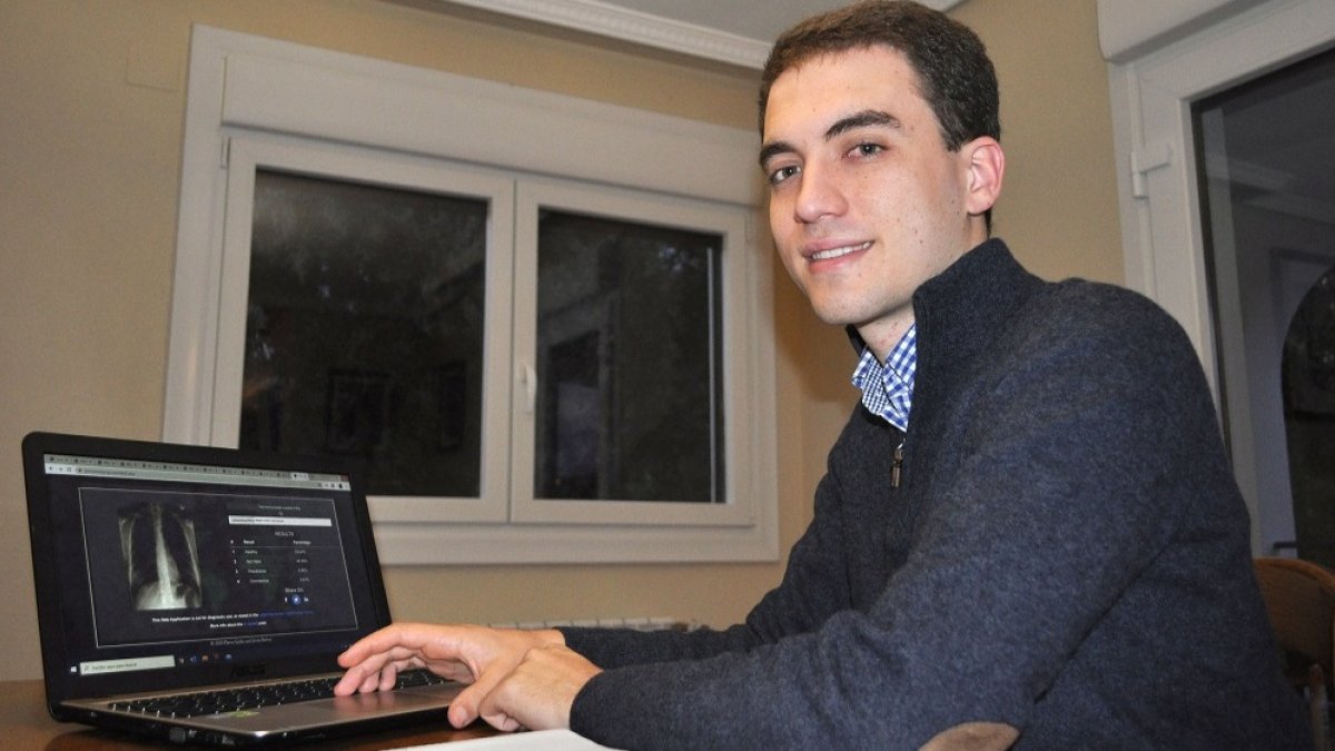 El estudiante burgalés, Flavio Grillo que junto a un amigo, han desarrolado un modelo de inteligencia artificial que permite detectar la presencia de coronavirus covid-19 en la radiogarafias de tórax. ICAL