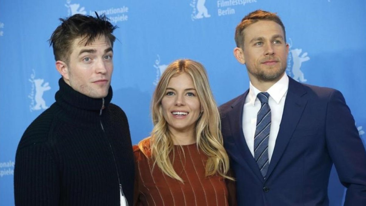 Robert Pattinson, Sienna Miller y Charlie Hunnam, en la presentación de 'The lost city of Z' en Berlín.-