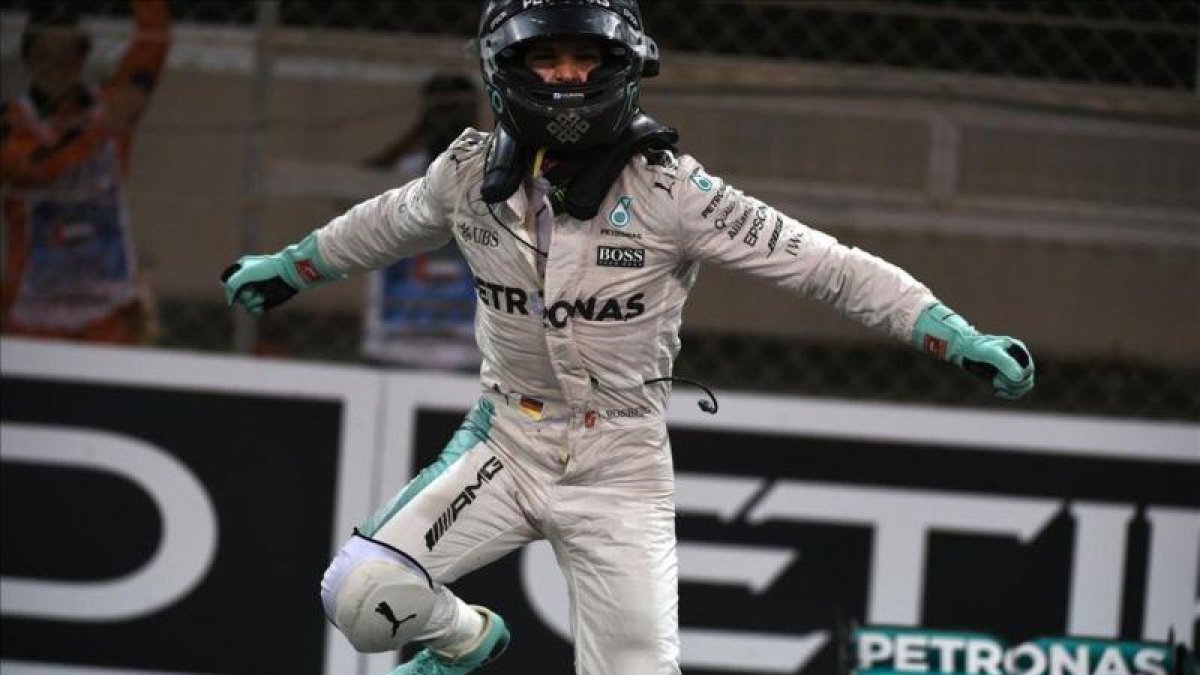 Nico Rosberg celebra su título mundial.-AFP / MOHAMMED AL-SHAIKH