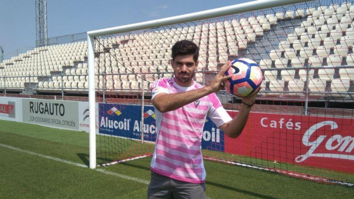 El nuevo guardameta del Mirandés, Roberto Gutiérrez, posa con su nueva camiseta en Anduva-ECB