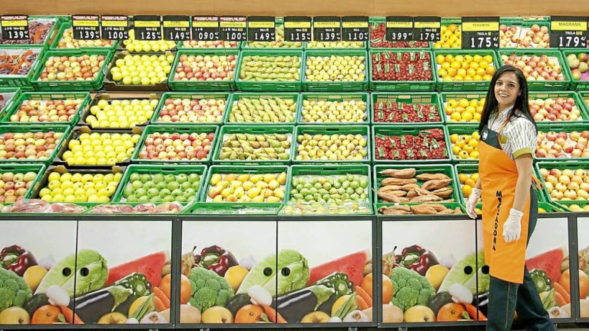 Una empleada de Mercadona en la frutería de uno de sus supermercados.-EL MUNDO