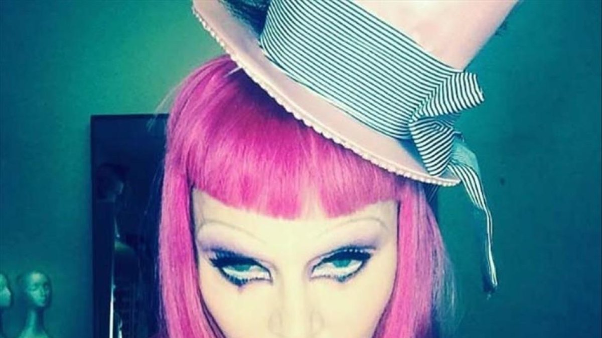 Madonna, vestida y maquillada como un payaso.-