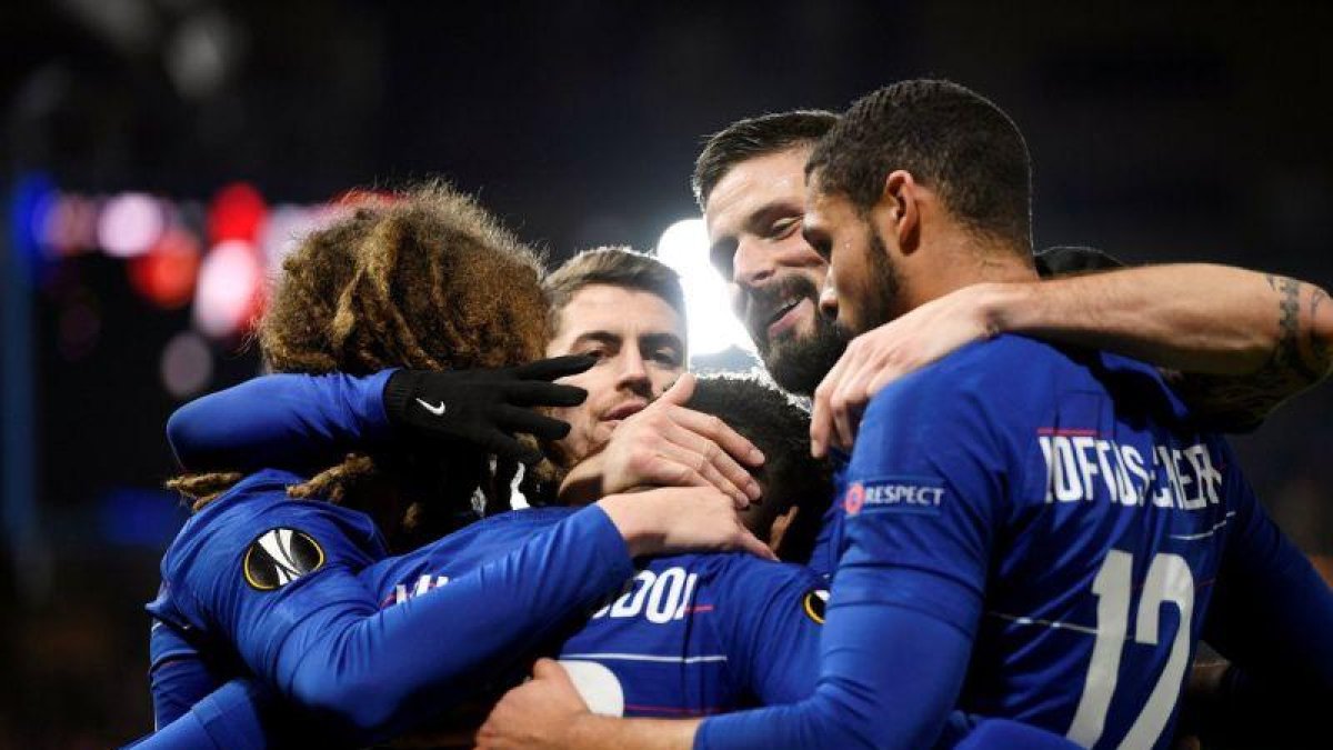 Los jugadores del Chelsea se abrazan tras marcar al Malmoe.-EL PERIÓDICO
