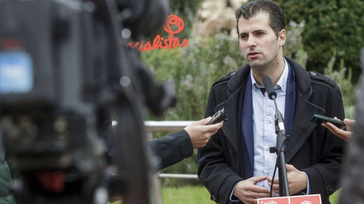 El precandidato del PSCyL a la Junta de Castilla y León explicó las bases de su proyecto, ayer, en el parque Félix Ródríguez de la Fuente.-SANTI OTERO