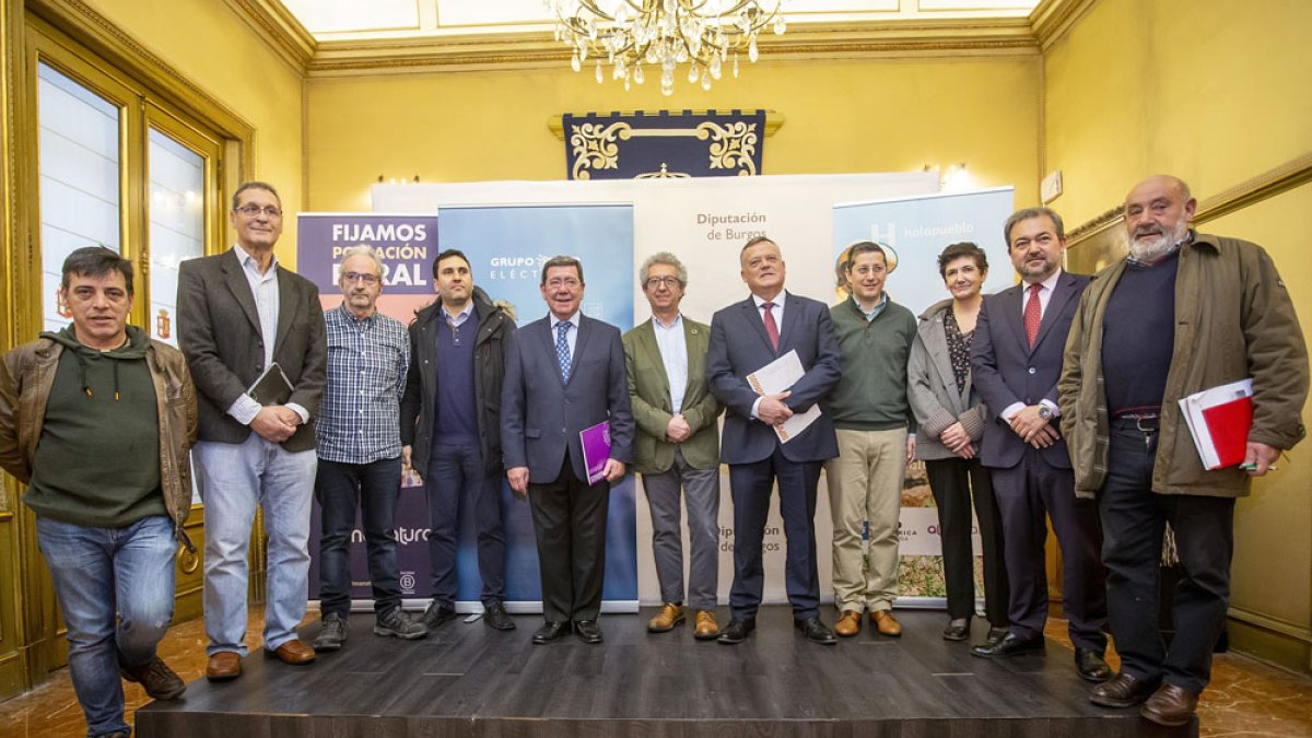 Representantes de las entidades impulsoras y de los municipios participantes ayer en la Institución Provincial. I. L. M.