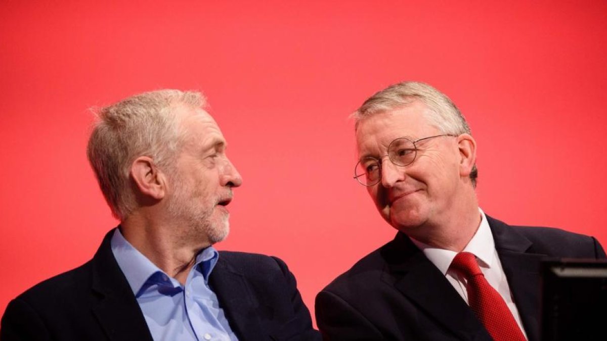 Jeremy Corbyn (izquierda) y el portavoz de Exteriores del Partido Laborista, Hilary Benn, el pasado septiembre.-AFP / LEON NEAL
