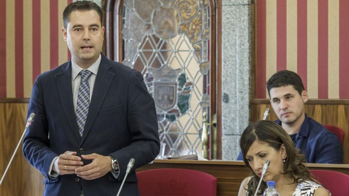Daniel de la Rosa en una intervención en un Pleno municipal y junto a él su compañera de partido Nuria Barrio.-SANTI OTERO