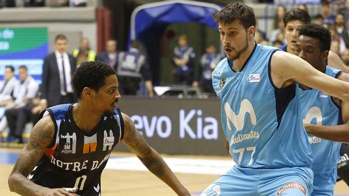 Branden Frazier bota el balón ante la defensa del jugador de Estudiantes Víctor Artega.-Santi Otero