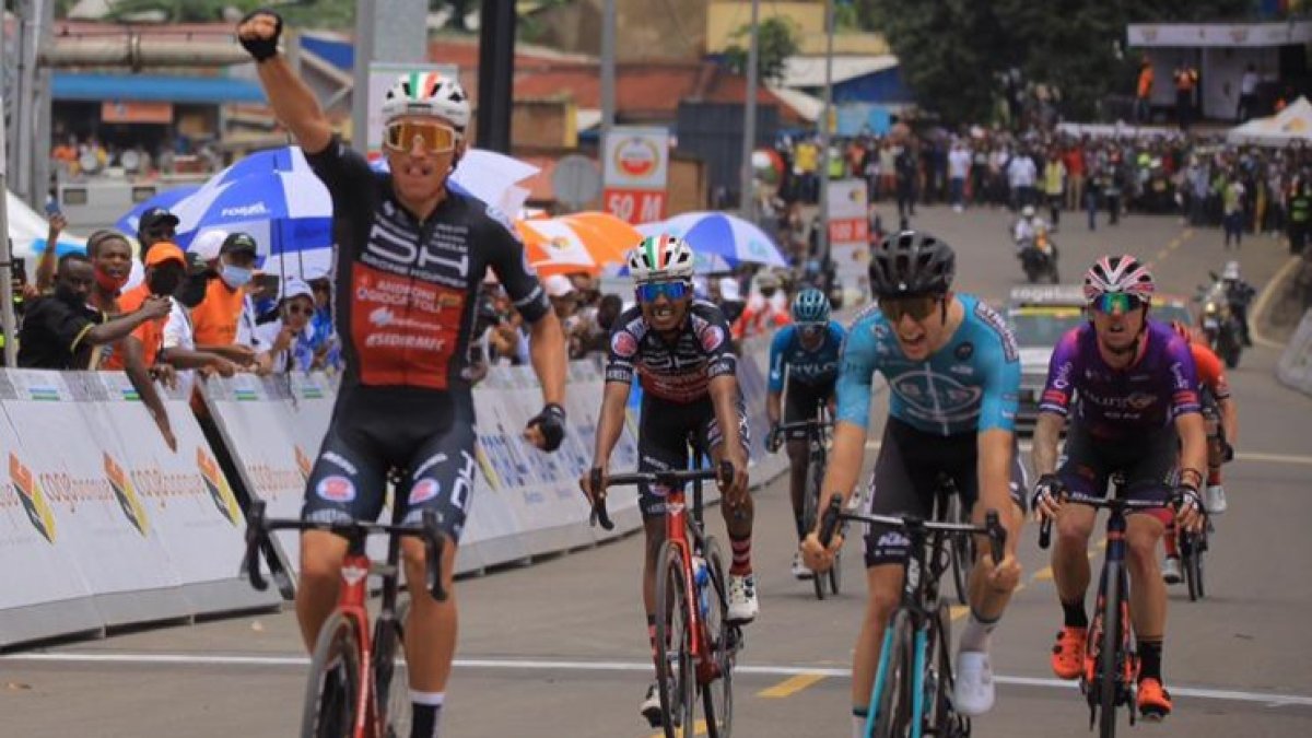 Madrazo, a la derecha, llega a meta. TOUR DE RWANDA