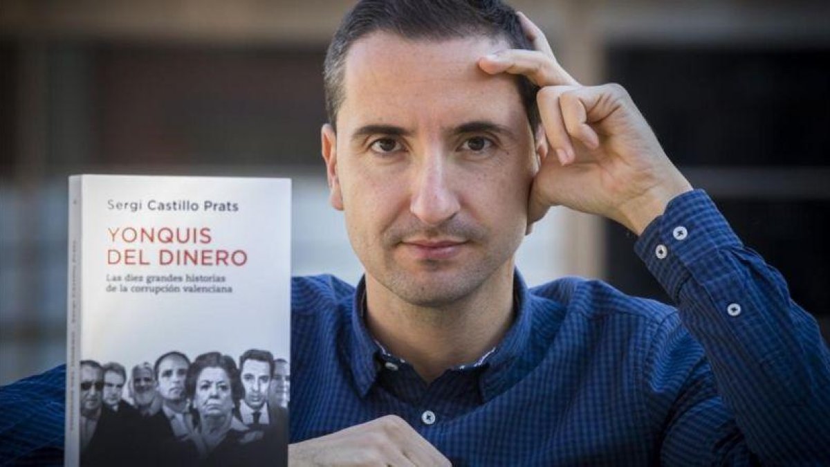 El periodista Sergi Castillo, autor del libro 'Yonquis del dinero. Las diez grandes historias de la corrupción valenciana'.-MIGUEL LORENZO
