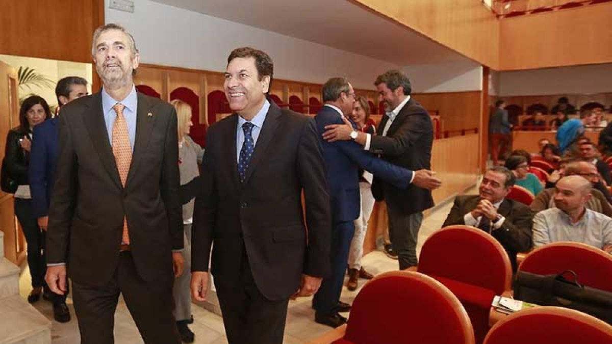 El rector de la Universidad y el consejero de Empleo entran en el Aula Magna, donde se celebró la jornada.-RAÚL G. OCHOA