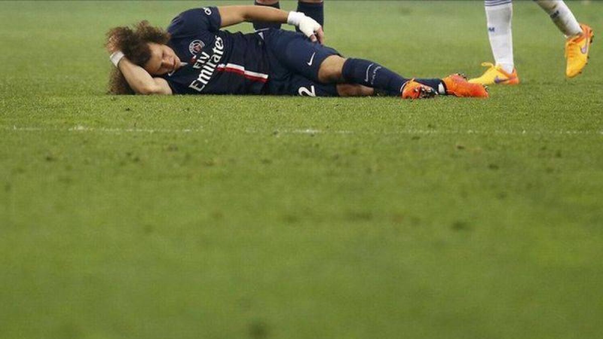 David Luiz se lamenta de su lesión muscular en la pierna izquierda en el partido contra el Marsella.-Foto: REUTERS / ERIC GAILLARD