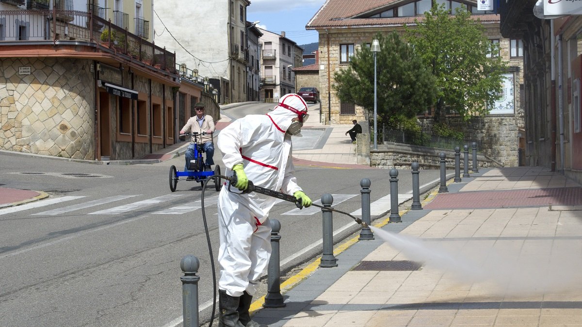 Personal de Protección Civil desinfectó las zonas de paso de Quintanar esta semana. ISRAEL L. MURILLO