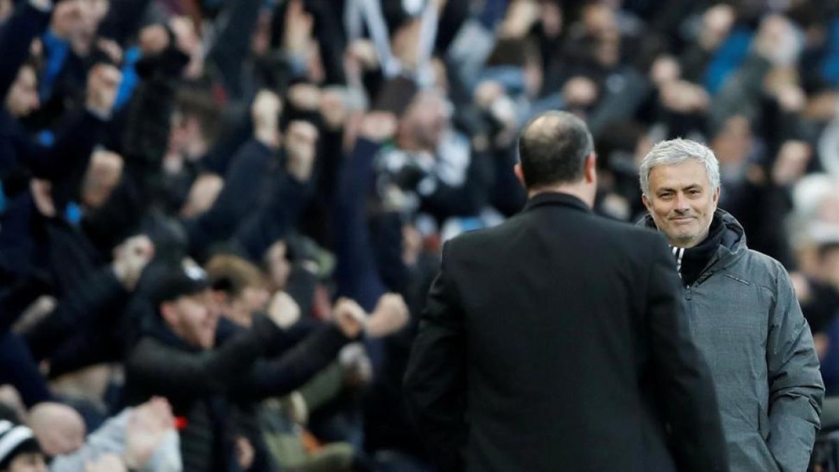Mourinho saluda a Benítez al final del partido en St. James Park-CARL RECINE (REUTERS)