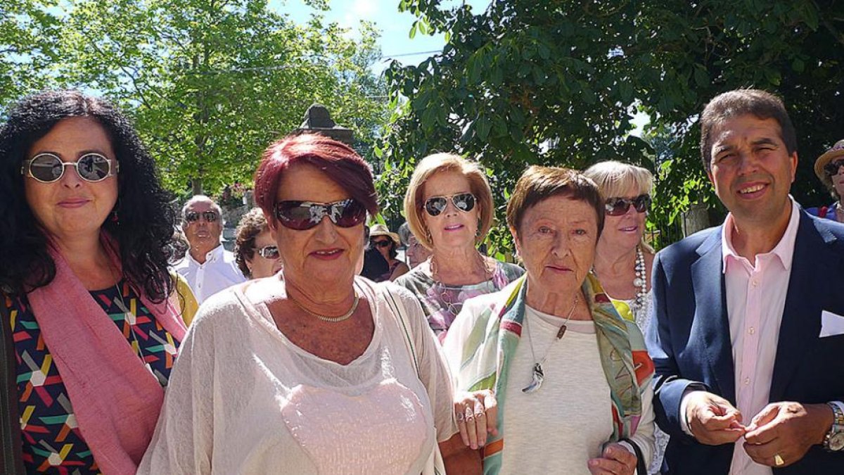Gloria Torner (tercera por la derecha) durante la concesión del título en su localidad natal.-JOSU ARAMBERRI