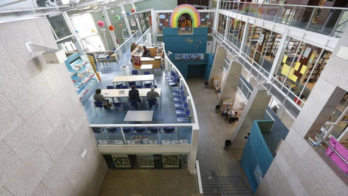 La Sala de Encuentro se divide en dos alturas, la inferior con zona wifi y espacio para exposiciones, y la superior donde se ubican la hemeroteca y la Pequesala.-RAÚL G. OCHOA