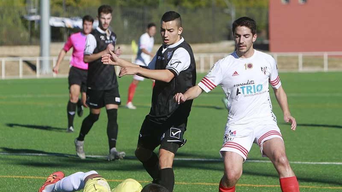 El meta del Atlético Bembibre atrapa un balón en una llegada de Guti, autor del gol del Atrio-Raúl G. Ochoa