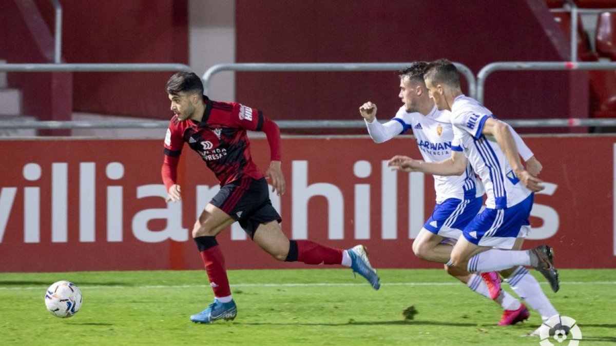 Moha Ezzarfani, perseguido por dos jugadores del Zaragoza en el choque del pasado jueves en Anduva. LA LIGA