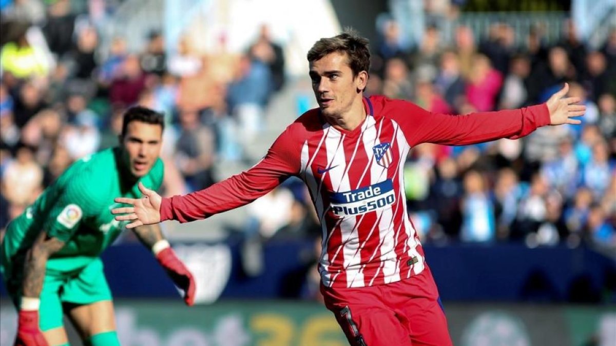 Griezmann celebra el primer gol del Atlético, marcado a los 39 segundos.-DANIEL PÉREZ / EFE
