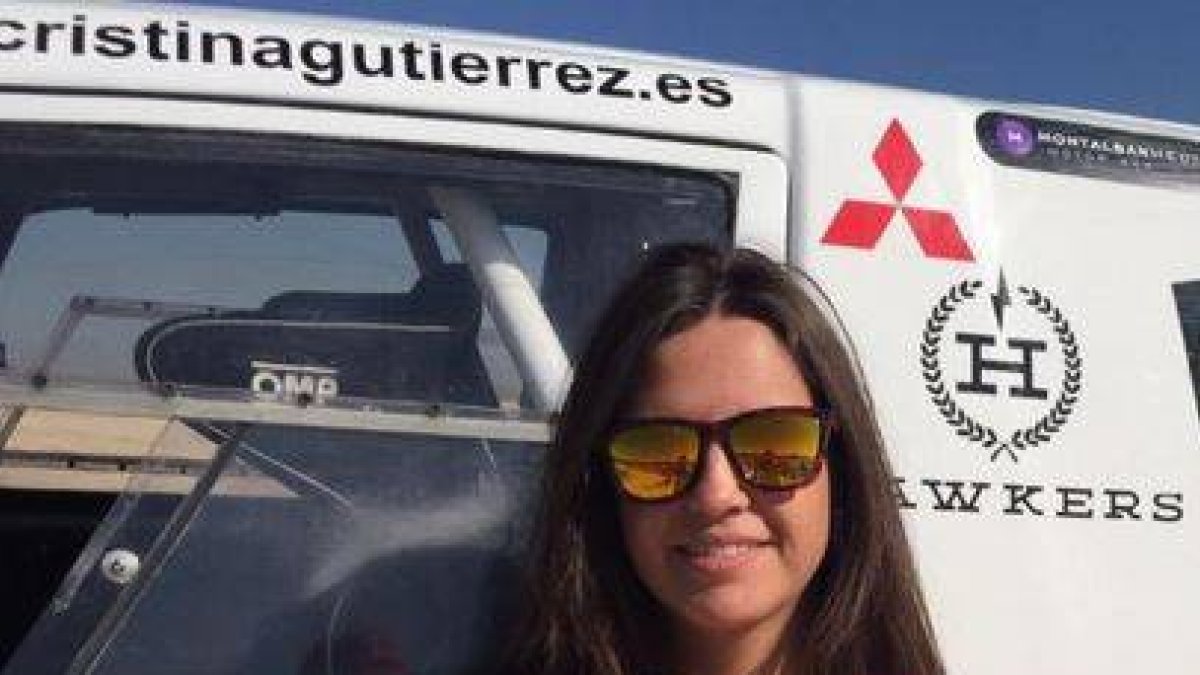 Cristina Gutiérrez posa ante su Mitsubishi Montero-ECB