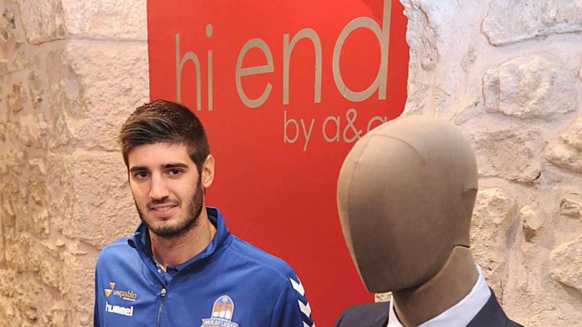 Álex Barrera posa con la camiseta del San Pablo Inmobiliaria-Israel L. Murillo