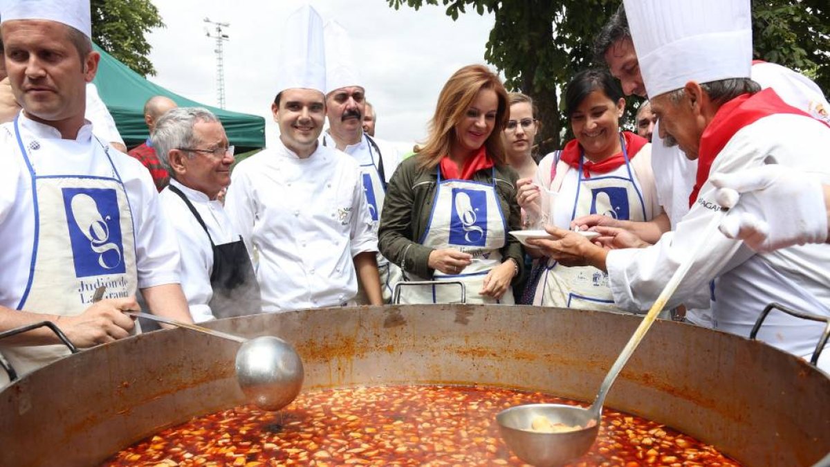 Celebración de la 'Gran Judiada' con motivo de las fiestas de San Luis del Real Sitio de San Ildefonso 2015. En la imagen, la presidenta de las Cortes, Silvia Clemente, junto con la secretaria de Organización del PSCyL, Ana Sánchez, y el alcalde del Real -Ical