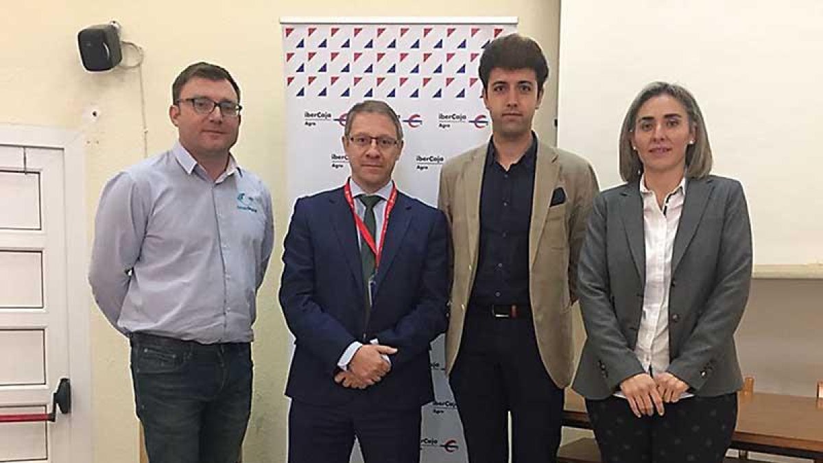 Sergio Rodríguez (izquierda) fue el ponente de la charla en Villadiego.-ECB