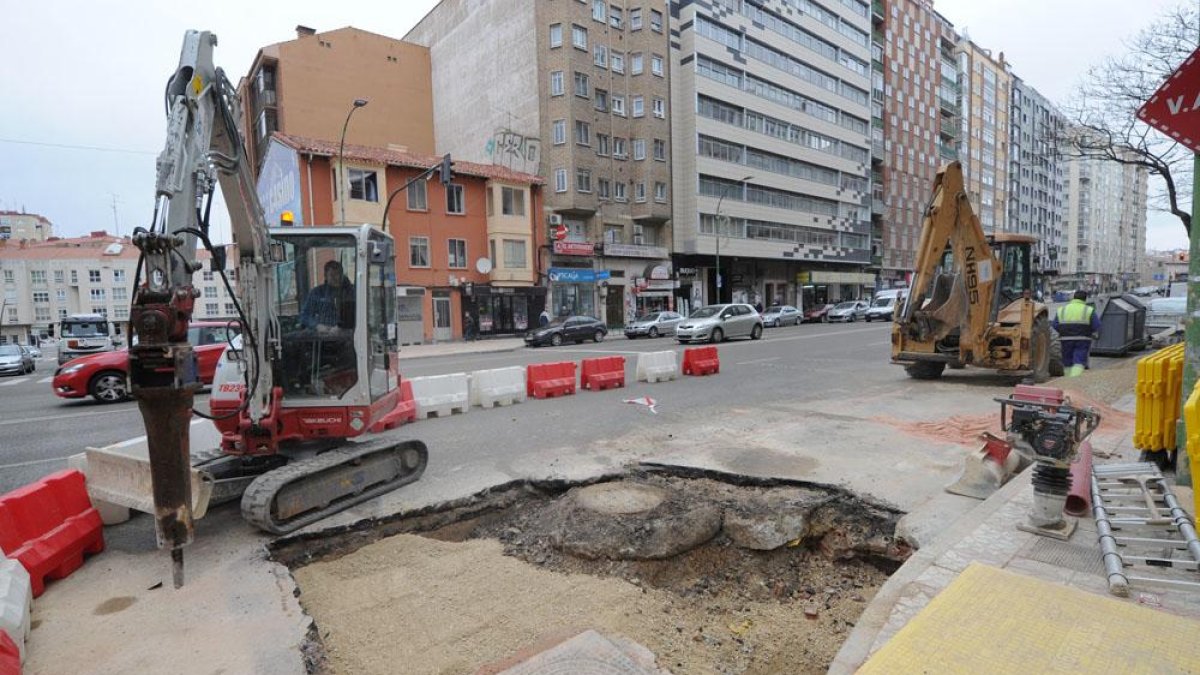Los operarios trabajan en el arreglo de una fuga que se produjo en la calle Vitoria a la altura de Francisco Grandmontagne.-ISRAEL L. MURILLO