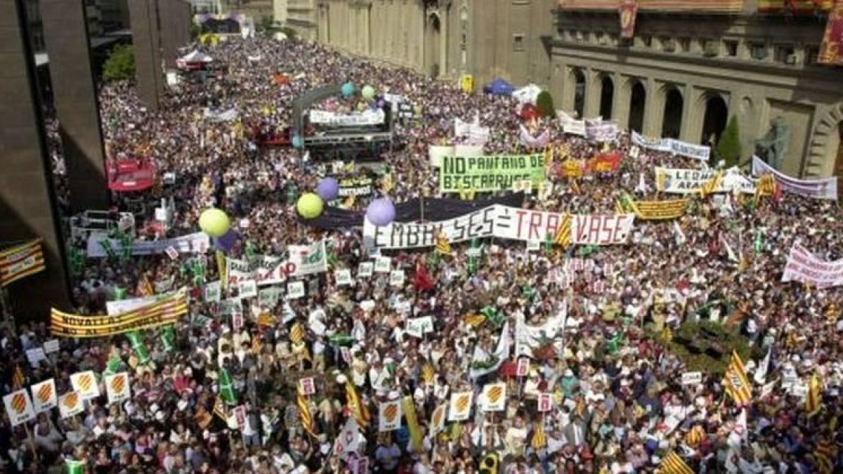 Manifestación contra el trasvase del 2003 en la plaza del Pilar de Zaragoza.-
