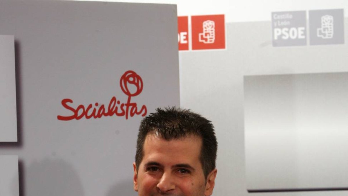 El candidatos a la Secretaría regional del PSOE, Luis Tudanca, al inicio del debate-Ical