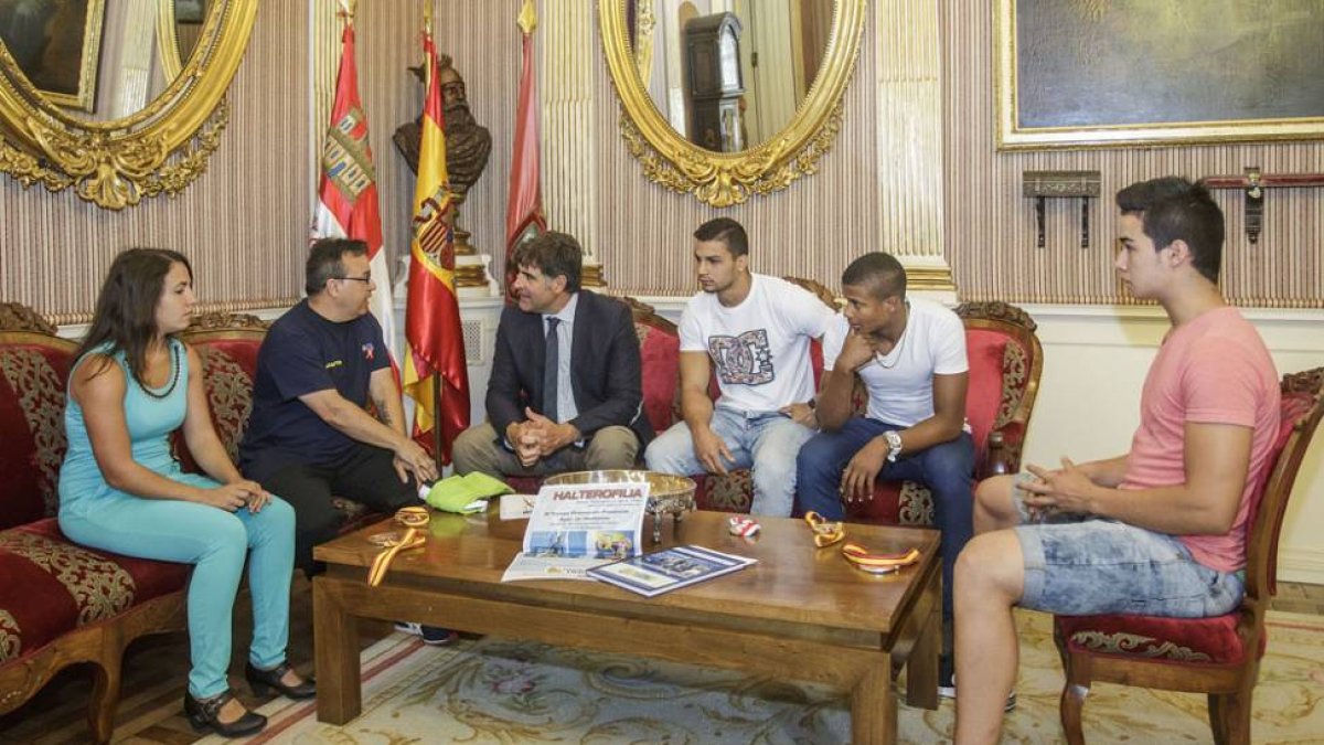 Imagen del encuentro entre los miembros del Electro Caor y Fernando Gómez.-SANTI OTERO