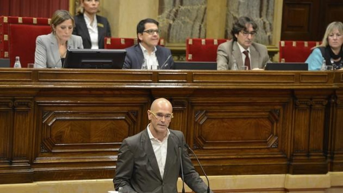 El diputado de Junts pel Sí, Raül Romeva, es el primero en iniciar los discurso en el pleno.-FERRAN SENDRA