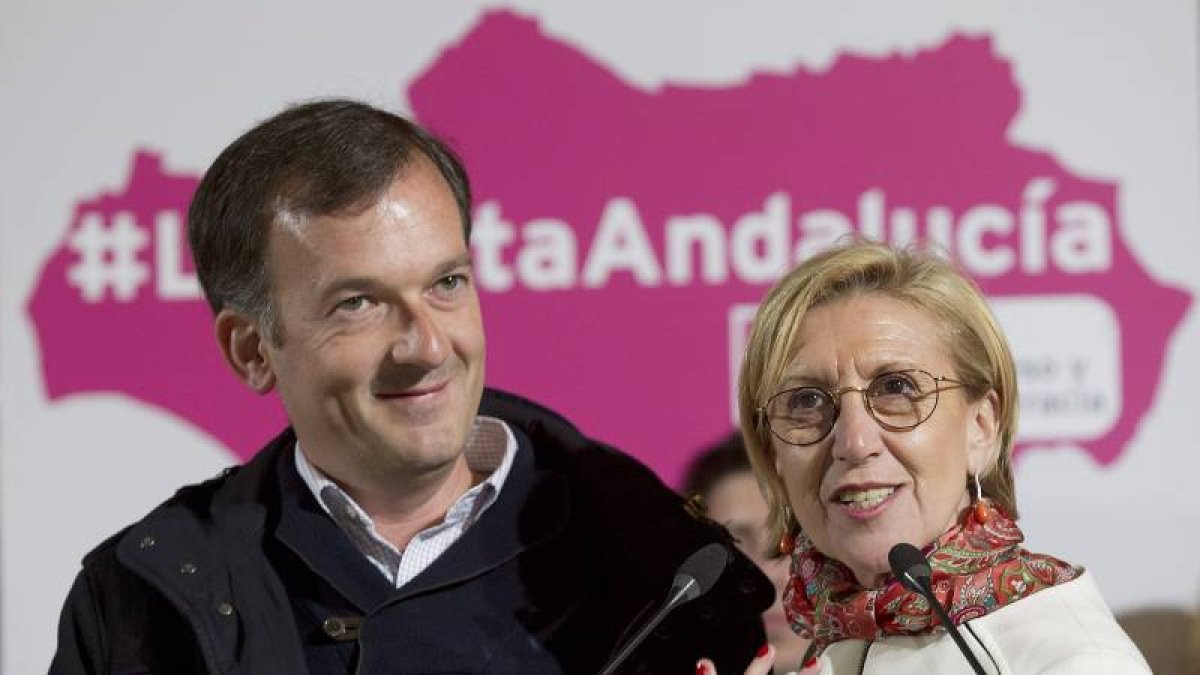 La líder de UPyD, Rosa Díez, y el candidato a la presidencia de la Junta, Martín de la Herrán (i).-Foto: EFE