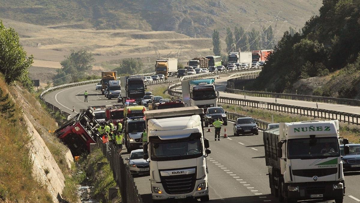 El camión quedó completamente encajado entre el canal de pluviales y la arqueta, atrapando a su conductor.-G. GONZÁLEZ