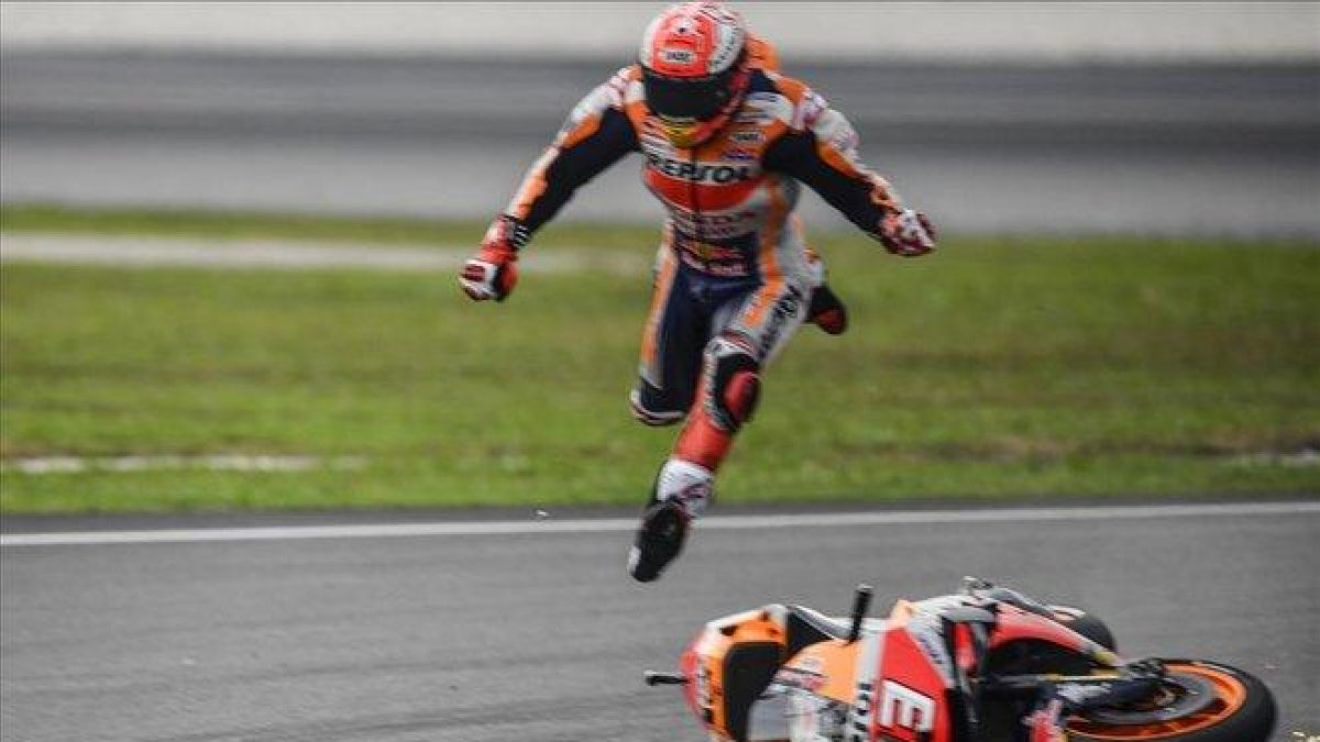 Marc Márquez sale, casi caminando, escupido por encima de la cúpula de su Honda, hoy, en Sepang, Malasia.-MILAGRO