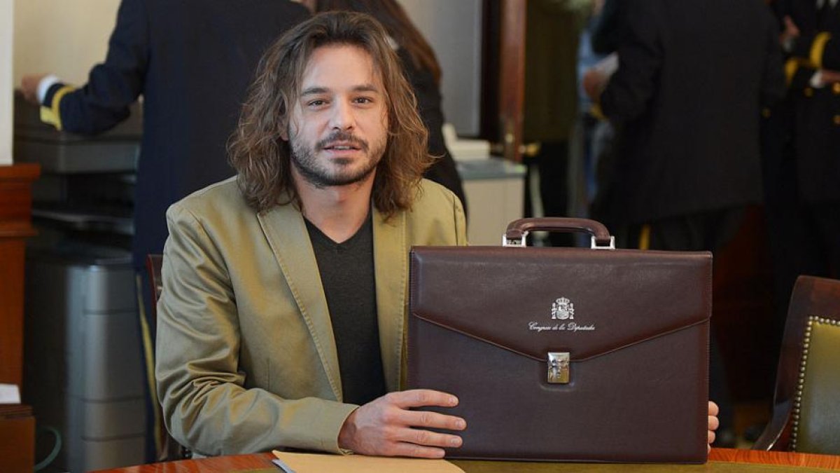 Miguel Vila recogió ayer su credencial y la cartera como nuevo diputado por Burgos.-ECB
