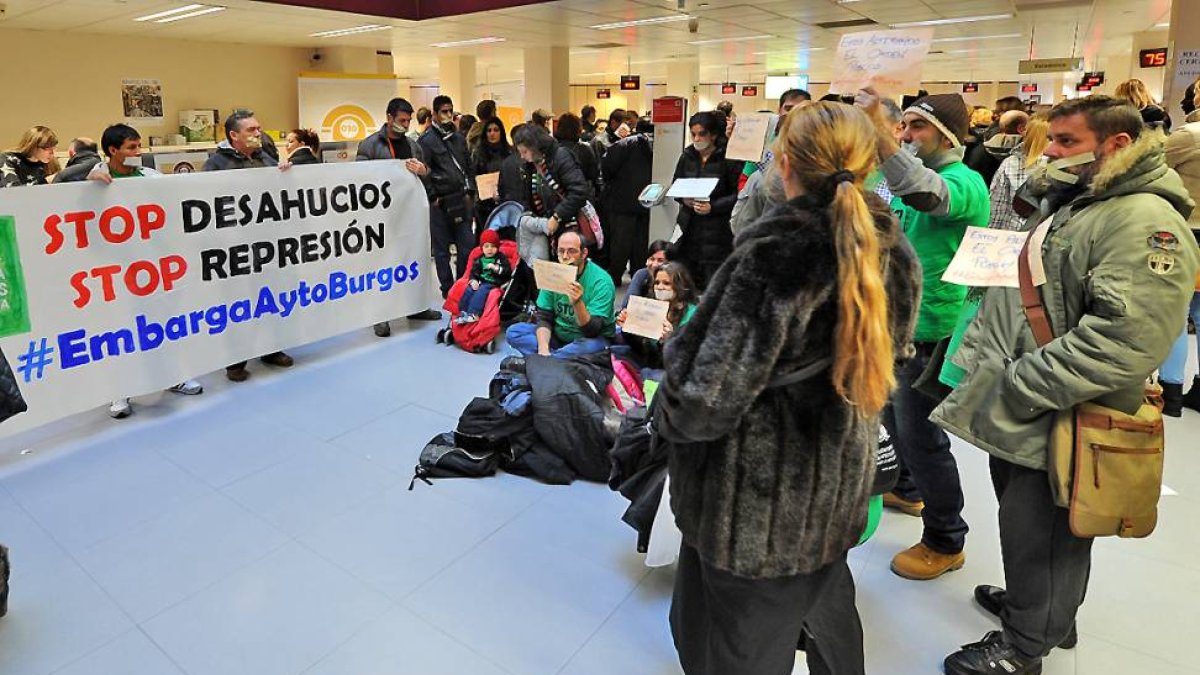 Miembros de la Plataforma de Afectados por la Hipoteca se manifestaron ayer en el Ayuntamiento.-ISRAEL L. MURILLO