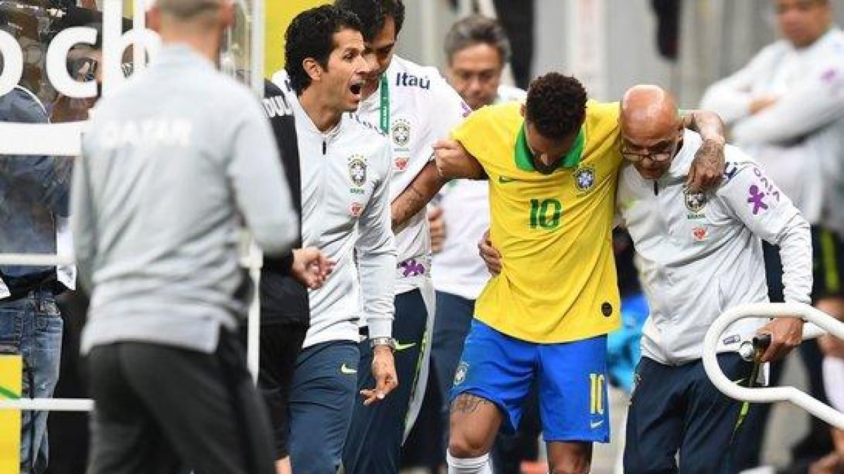 Neymar, lesionado en el amistoso con Brasil.-AFP