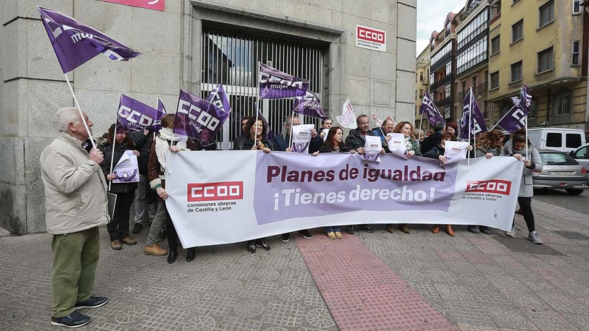 Representantes sindicales de Comisiones Obreras se concentraron ayer en defensa de la igualdad en el trabajo frente al edificio de sindicatos.-RAÚL G. OCHOA