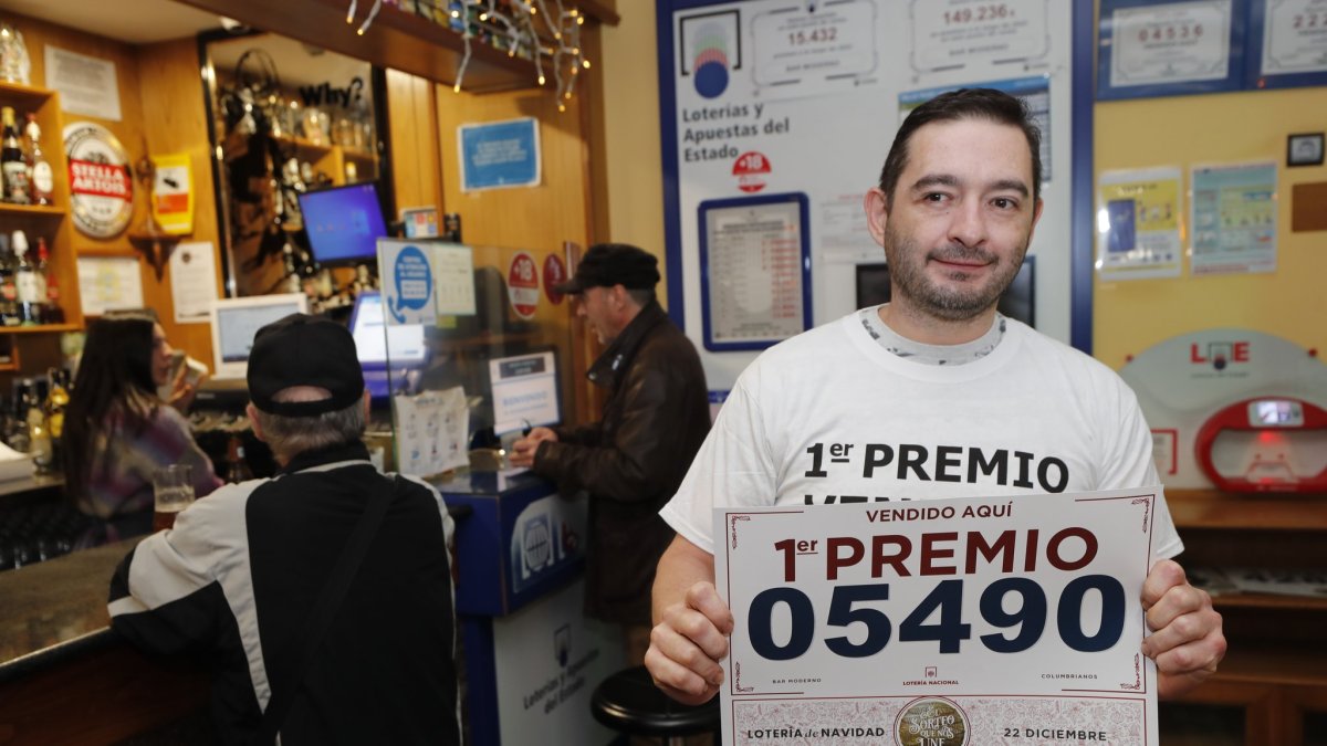 El propietario del Bar Moderno de la calle Columbrianos, en Ponferrada, reparte 12 millones de euros del 'Gordo' 05490. -TWITTER