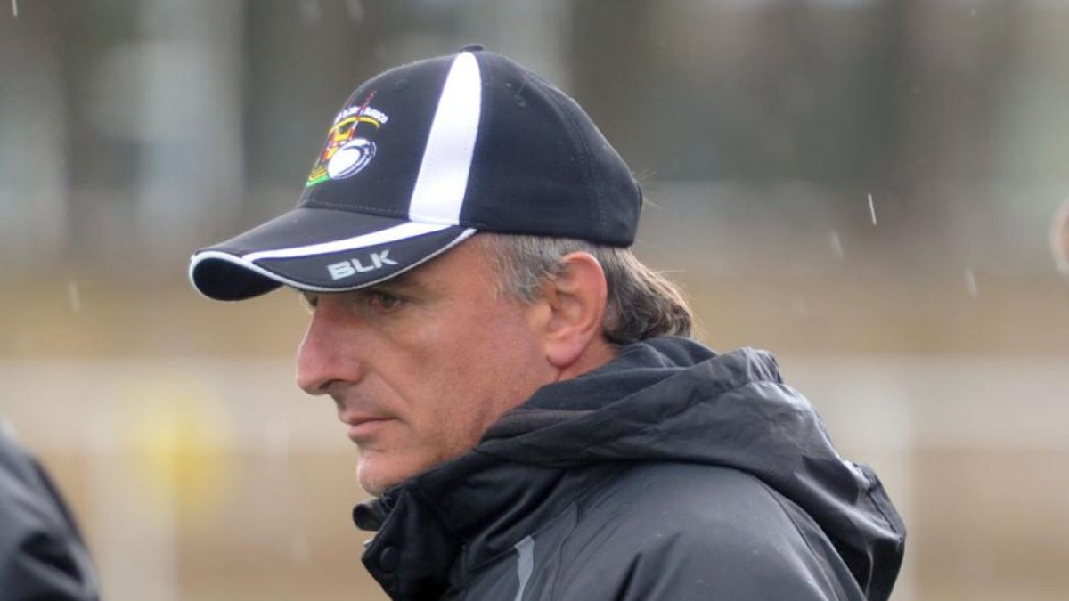 Chorny sigue las evoluciones de un partido como técnico del Aparejadores.-RAÚL OCHOA