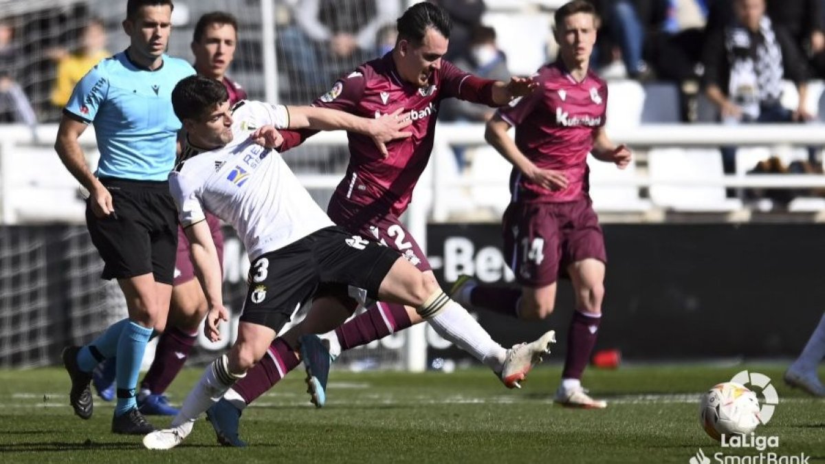 Fran García intenta frenar a Sola. LALIGA
