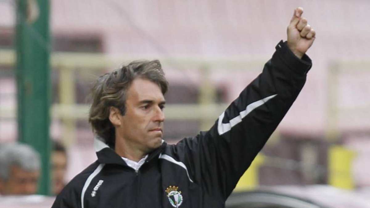 Carlos Tornadijo durante su etapa como entrenador del Burgos CF.-SANTI OTERO