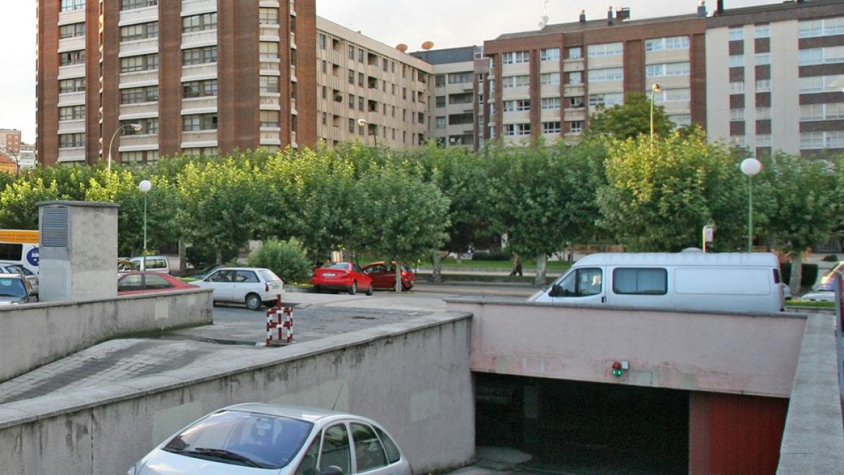 Un vehículo sale de un garaje particular en la capital burgalesa.-ISRAEL L. MURILLO