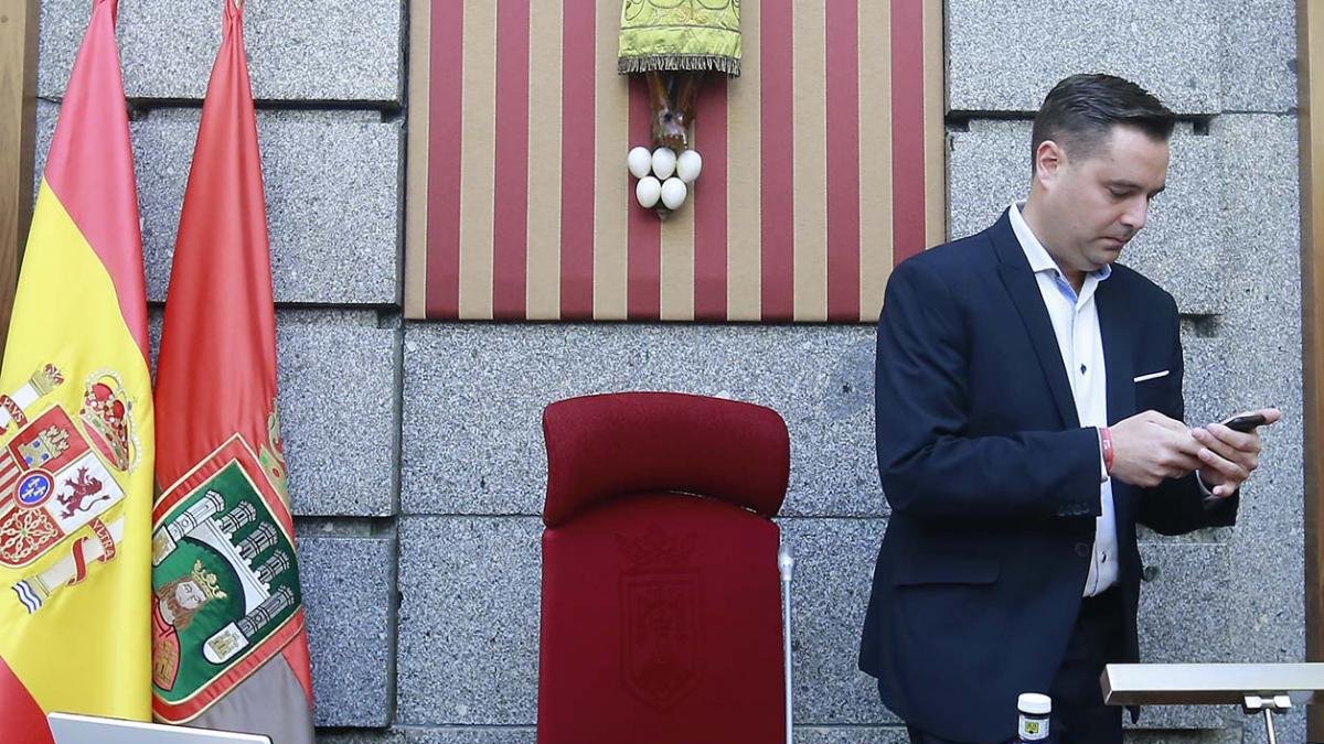 El alcalde de Burgos, Daniel de la Rosa, instantes antes de que arranque el pleno.-RAÚL G. OCHOA