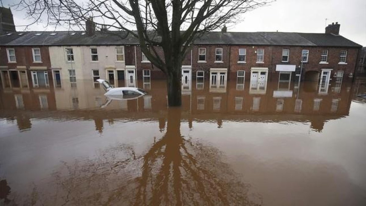 El centro de Carlisle (norte de Inglaterra), inundado, en una imagen de este lunes.-REUTERS / ANDREW YATES